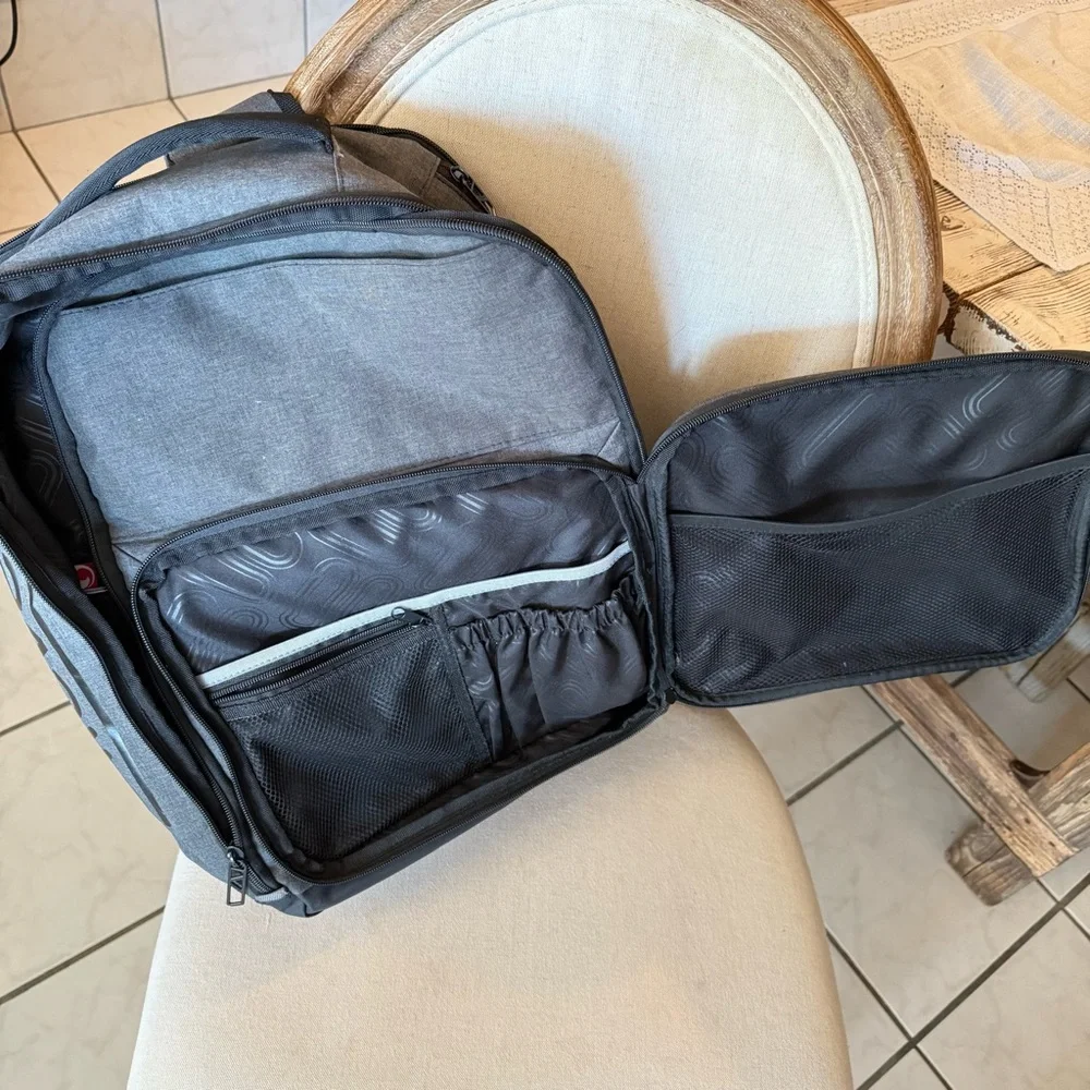 Elleven Sleek Gray Backpack with Padded Straps and Urban Style - Picture 3 of 8